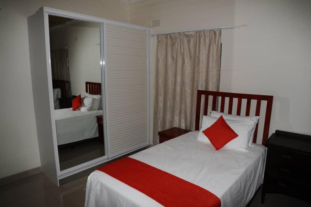 Pillacol Guest House Victoria Falls Eksteriør billede