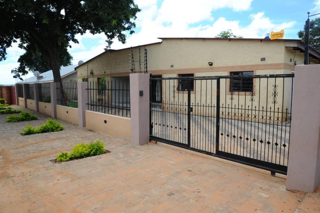 Pillacol Guest House Victoria Falls Eksteriør billede