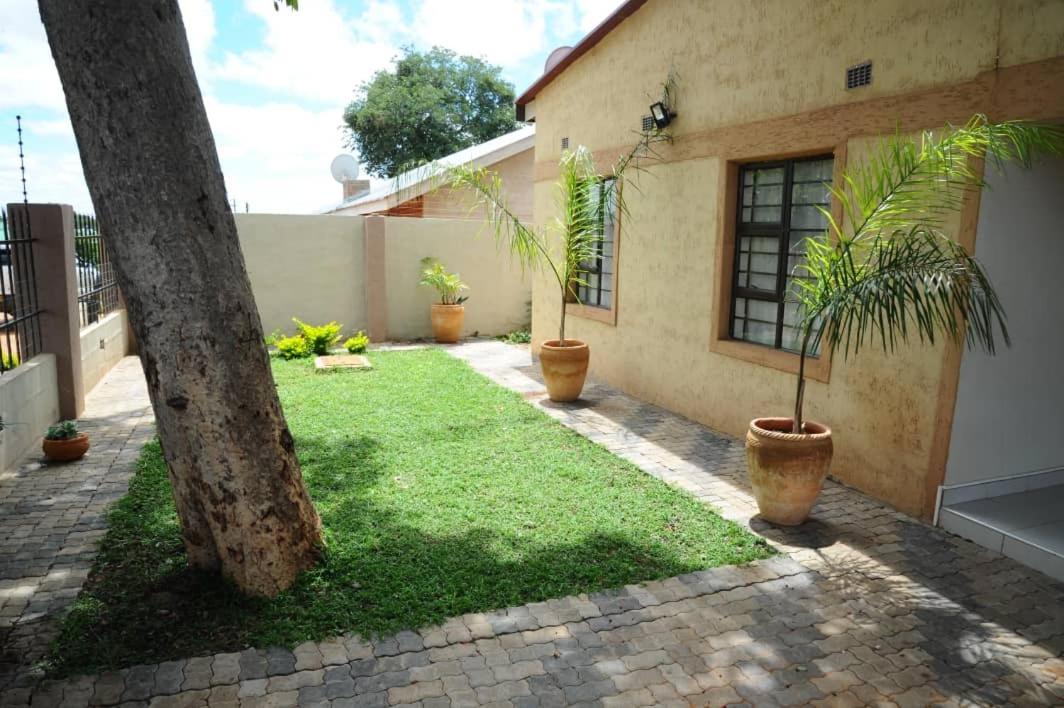 Pillacol Guest House Victoria Falls Eksteriør billede