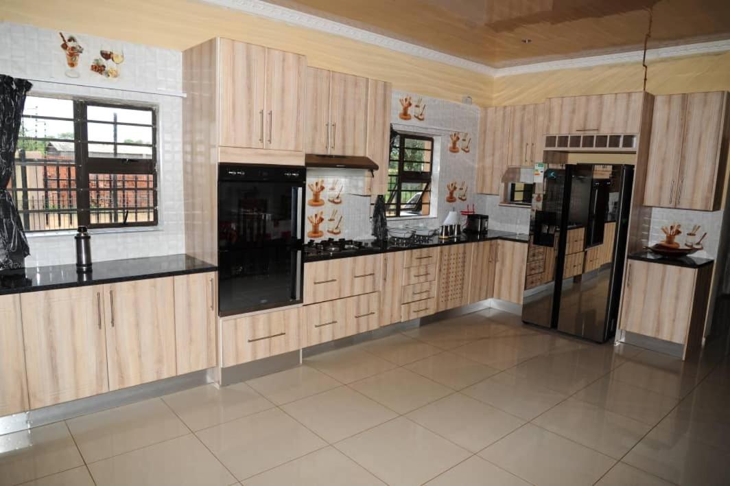 Pillacol Guest House Victoria Falls Eksteriør billede